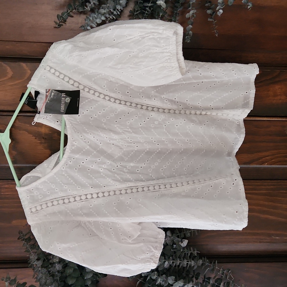 Cropped white eyelit top, brand new